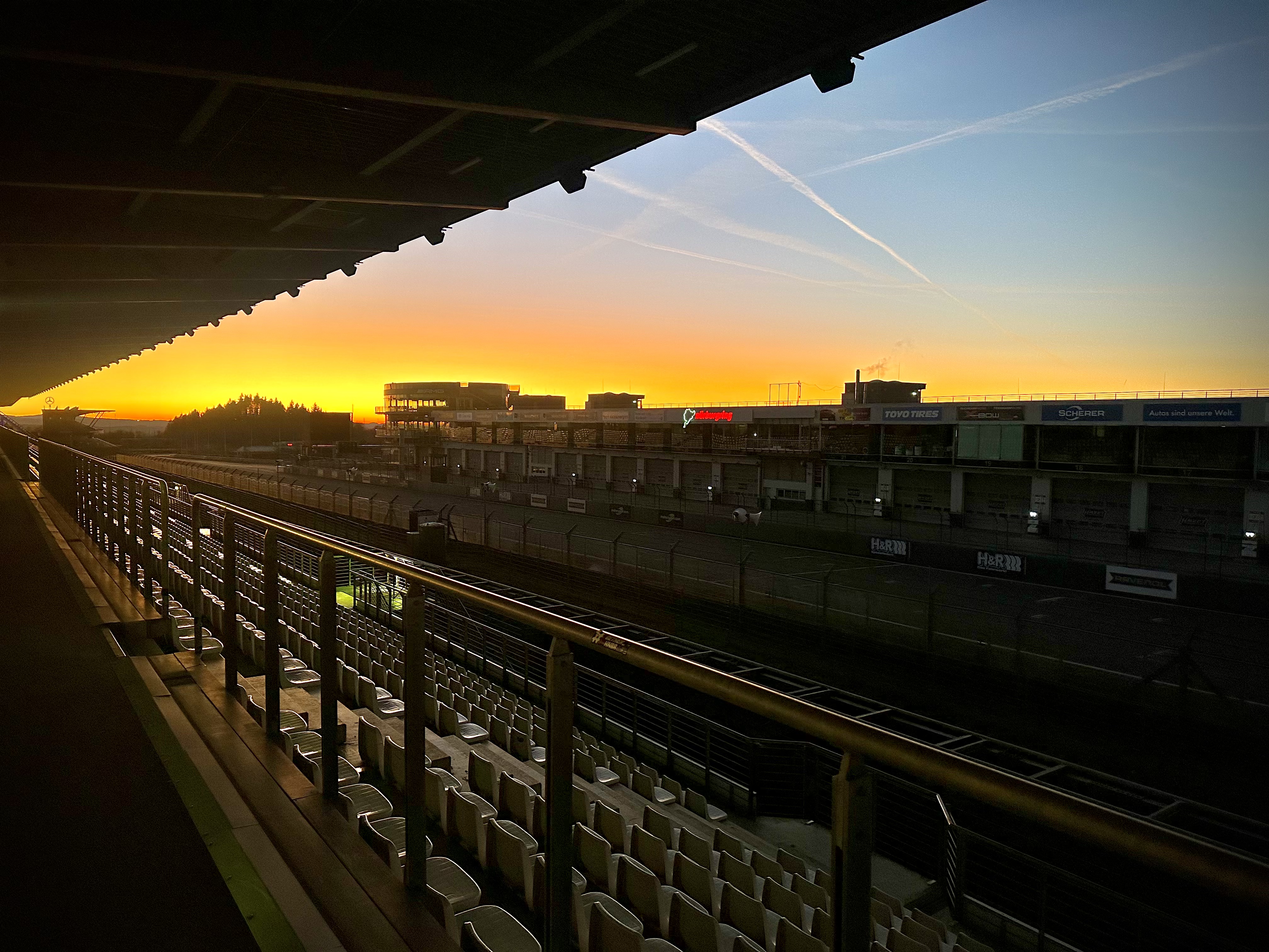 Nürburgring Tribüne und Boxengasse im Sonnenuntergang